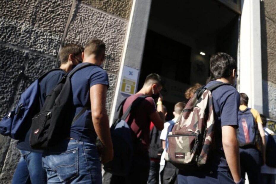 Studenti all'ingresso di una scuola: venerdì 16 ottobre sciopero nazionale della scuola proclamato da Sisa