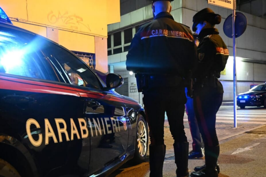 Un distributore automatico di sigarette in una strada di Ancona, dove un 19enne universitario è stato circondato e picchiato da un gruppo dopo aver rifiutato di dare le sigarette