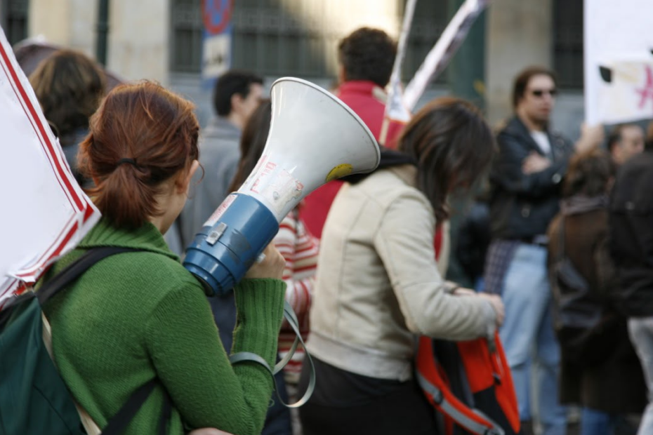 Studenti davanti a una scuola di Roma durante la mobilitazione "Blocchiamo tutte le scuole" lanciata dal collettivo Osa