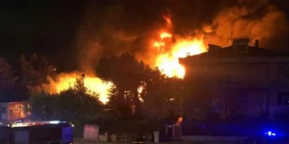 Grave incendio a Brescia, palazzo in fiamme: 17 persone ricoverate