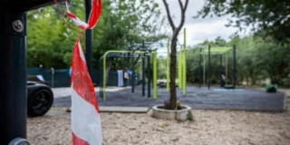 Roma, il mistero dell'uomo trovato impiccato nel parco