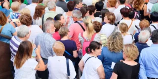 La febbre degli acquisti è scoppiata in Germania. Tutti ne sono impazziti, davanti ai negozi si formano lunghe code