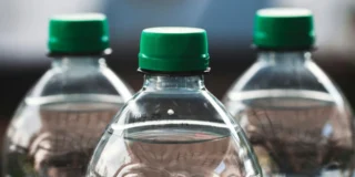 Ritiro massiccio di acqua minerale dai supermercati, nuove informazioni. Nella foto bottiglie di plastica d'acqua