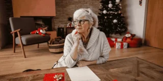 Auguri di Buon Natale 2025 con decorazioni natalizie e messaggi di affetto