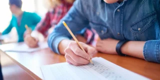 Studenti impegnati durante l’esame di maturità 2026 in aula scolastica