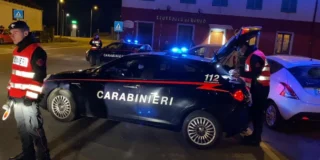 Milano, aggredisce tre carabinieri a calci, pugni e morsi: arrestata