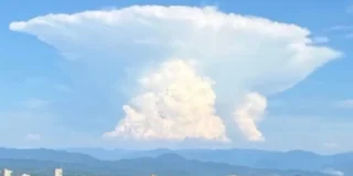 Gigantesca nube a fungo cumulonimbus incus apparsa nel cielo di Kumamoto in Giappone dopo il terremoto di magnitudo 7.1