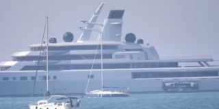 Lo yacht Dragonfly di Sergey Brin avvistato al largo di Ostia