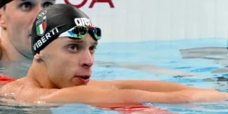 La staffetta 4x100 mista dell’Italia squalificata agli Europei di nuoto di Parigi