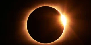Eclissi solare del 12 agosto, l’allarme degli oculisti: i normali occhiali da sole non proteggono la vista