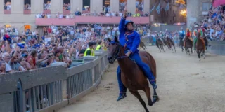 Palio di Siena, il Nicchio vince con Tittia: il fantino cade e finisce in ospedale