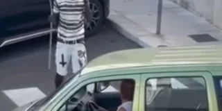 Martina Franca, un uomo danneggia diverse auto con una spranga: bloccato dai passanti