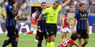 Inter-Napoli, bufera sull’arbitro Sozza per il rigore negato e il mancato secondo giallo a Lautaro