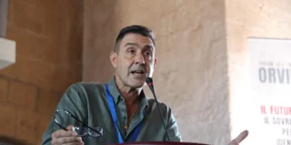 Roberto Vannacci riaccende la polemica sulle donne con una battuta sulle gonne dopo le dichiarazioni di Tajani