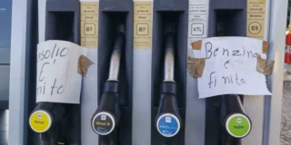 Carburante esaurito dopo il tetto ai prezzi Eni: code ai distributori da Napoli a Trento
