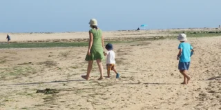 Una famiglia in vacanza sulla costa dello Yorkshire: la madre è stata multata per aver portato i figli in viaggio durante il periodo scolastico