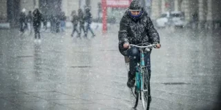 Nuvole scure e pioggia su una città italiana all'arrivo del freddo e del maltempo previsti per l'8 e 9 ottobre