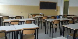 Pioggia battente davanti a una scuola: giovedì 8 ottobre scuole chiuse in molti comuni toscani per l'allerta arancione