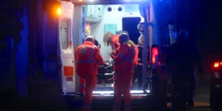 Carabinieri in via Fratelli Perego a Cologno Monzese dopo l'aggressione di un gruppo di giovani incappucciati armati di machete e pistola