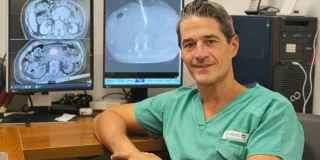 Un'équipe medica del Policlinico Gemelli di Roma durante il primo trattamento al mondo con la "colla radioattiva" contro il tumore del pancreas