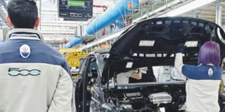 Operai in una linea di produzione di uno stabilimento Stellantis in Italia: nei primi nove mesi del 2026 prodotti 340.745 veicoli