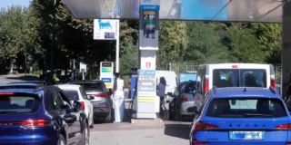 Un distributore Eni: il prezzo consigliato del gasolio scende a 2,19 euro al litro, mentre il tetto resta a 2,25 euro
