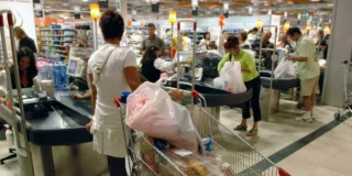 Un carrello della spesa in un supermercato: nel 2025 il 29,4% delle famiglie ha limitato la spesa per il cibo, secondo l'Istat
