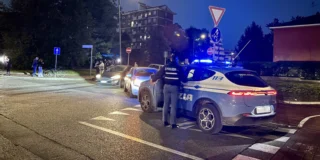 L'area verde tra via Pasubio e via Monte Ortigara a Cinisello Balsamo, dove un neonato è stato trovato in un sacchetto: la Polizia cerca la madre