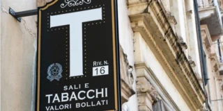 Il banco di una tabaccheria: dal 14 ottobre 2026 aumentano i prezzi di 28 prodotti tra sigari, trinciati e prodotti da inalazione senza combustione