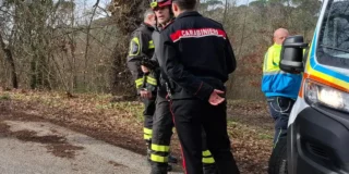 La boscaglia del quartiere San Massimo a Verona, dove è stato trovato morto un giovane di 25 anni: fermato un uomo di 50 anni, la Procura indaga per omicidio