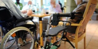Un'anziana in una residenza sanitaria assistenziale: tre operatori di una Rsa in provincia di Milano sono stati interdetti dalla professione per presunti maltrattamenti su quattro ospiti