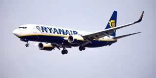 Un aereo Ryanair sulla pista di un aeroporto europeo: la compagnia lascia 13 scali tra il 2026 e il 2027, da Vigo a Brema