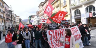 Studenti all'ingresso di una scuola: venerdì 16 ottobre sciopero nazionale proclamato dal Sisa e stop locale dell'Usb a Livorno
