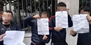 Genitori in attesa davanti alla Questura di Milano, in via Fatebenefratelli, dopo i fermi seguiti agli scontri del 17 e 18 ottobre 2026